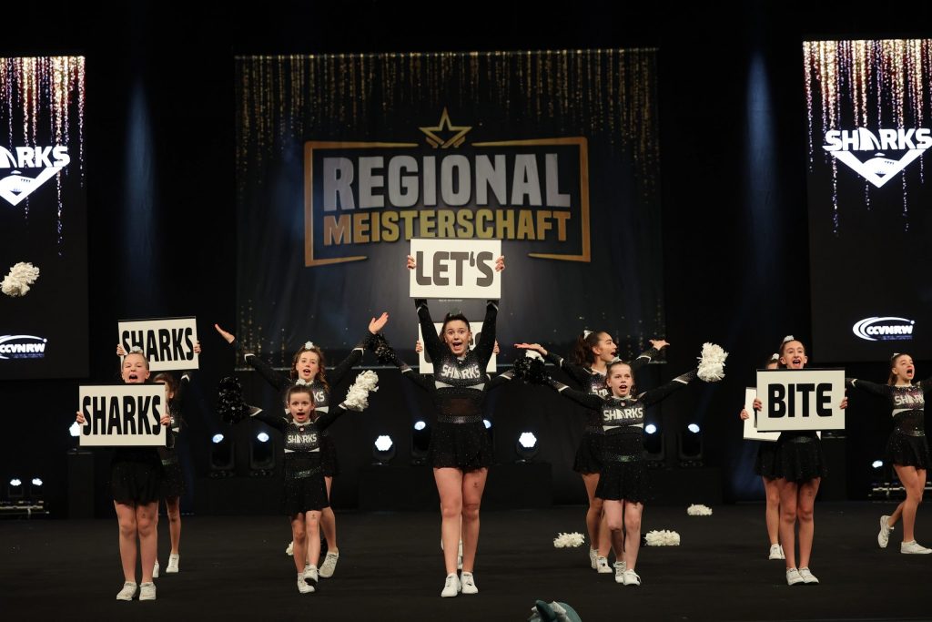 Cheerleader des Sharks Cheer Squad bei der Regionalmeisterschaft