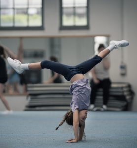 Beginner Athletin beim Cheerleading-Training in Hürth in einer Tumbling Cllass