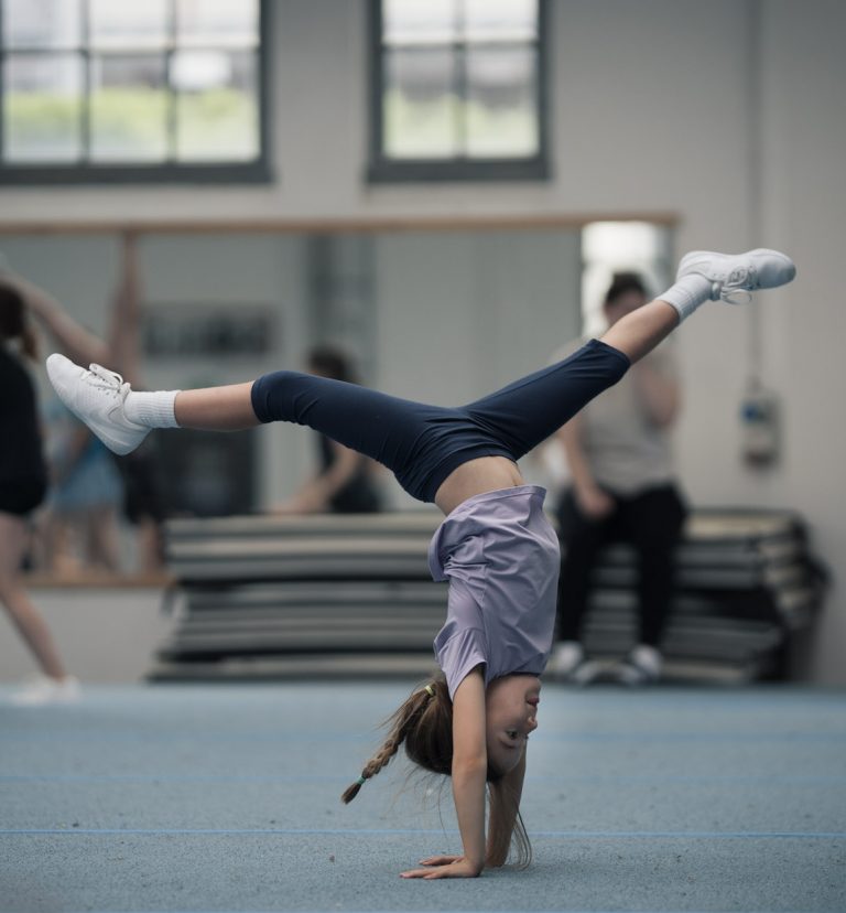 Beginner Athletin beim Cheerleading-Training in Hürth in einer Tumbling Cllass
