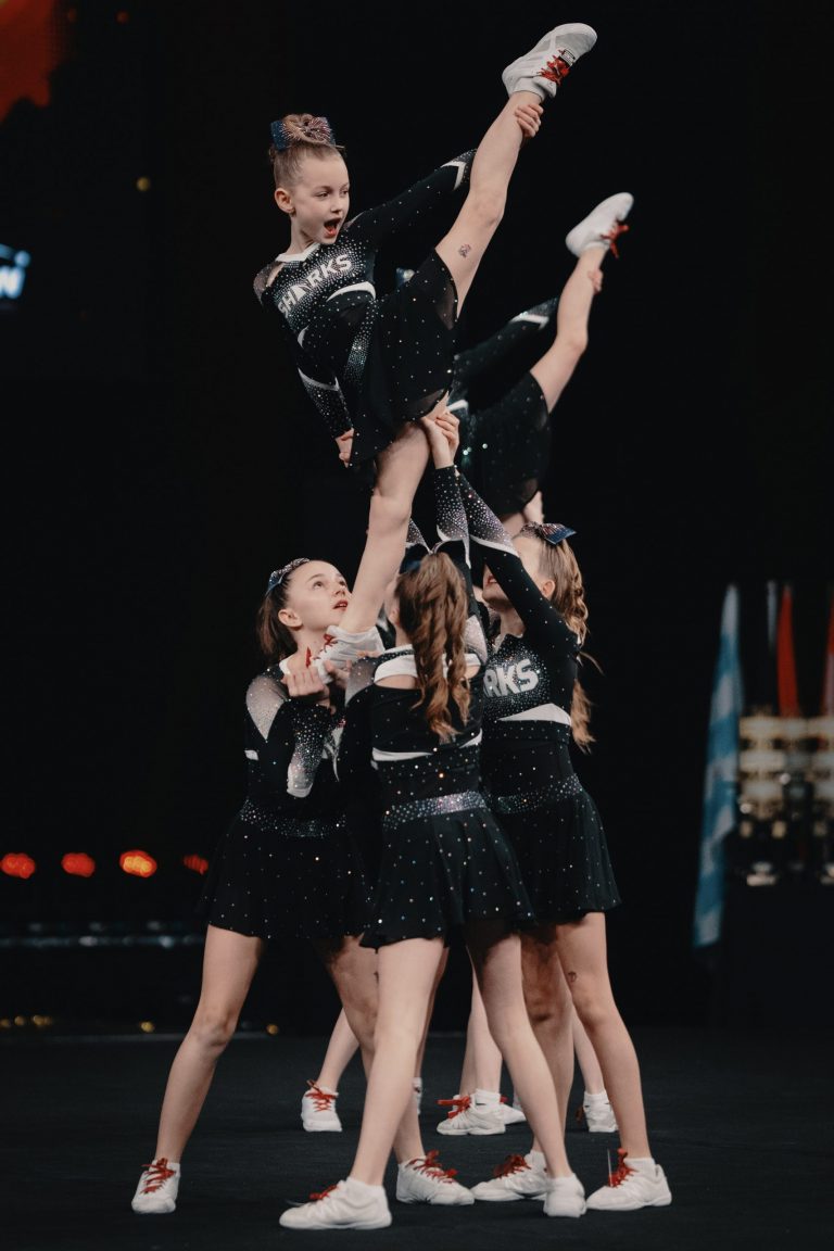 Ruby Sharks Cheerleader vom Sharks Cheer Squad zeigen eine Scale Bodyposition
