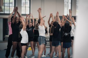 Kinder beim Cheerleading-Feriencamp der Sharks
