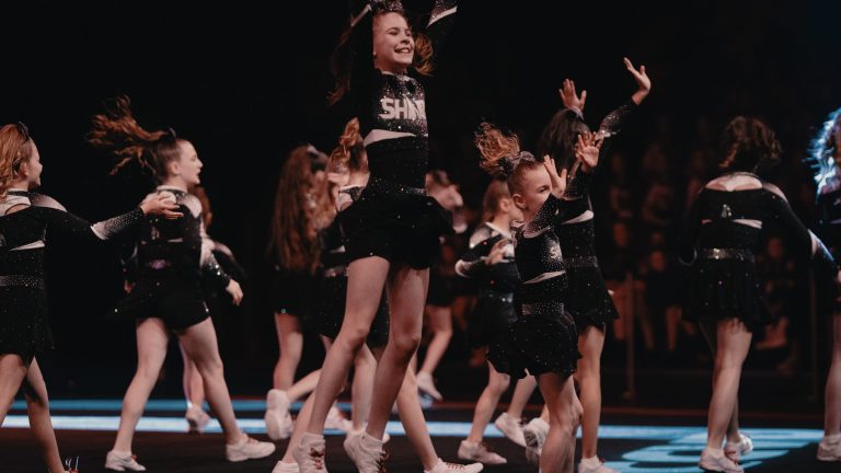 Ruby Sharks – Primary Level 1 beim Cheerleading