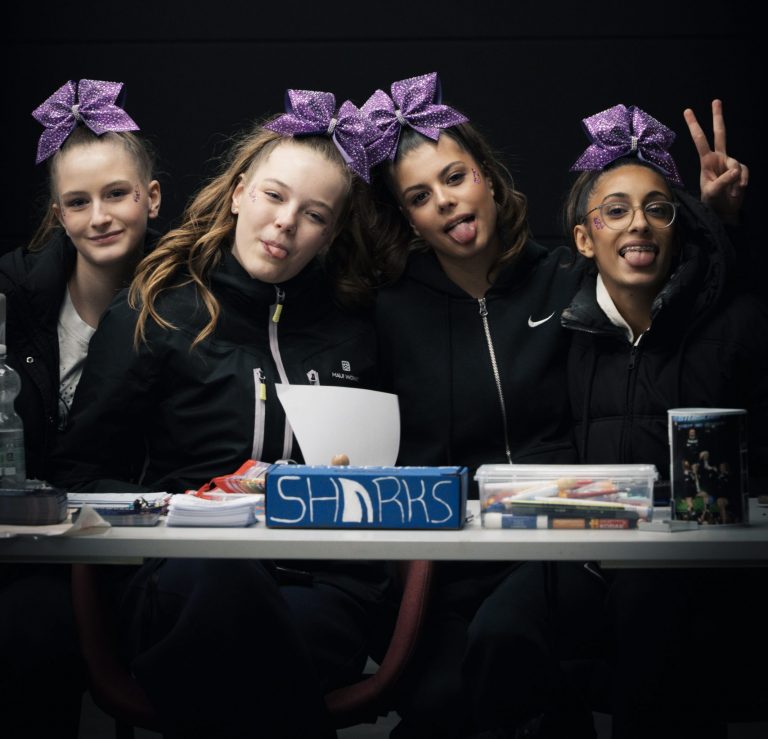 4 cheerleader der sharks cheerleader bei einem vereinsevent