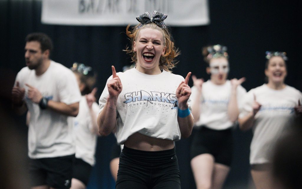 Sharks-Cheerleaderin bei einer Cheerleading-Meisterschaft
