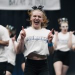 Sharks-Cheerleaderin bei einer Cheerleading-Meisterschaft