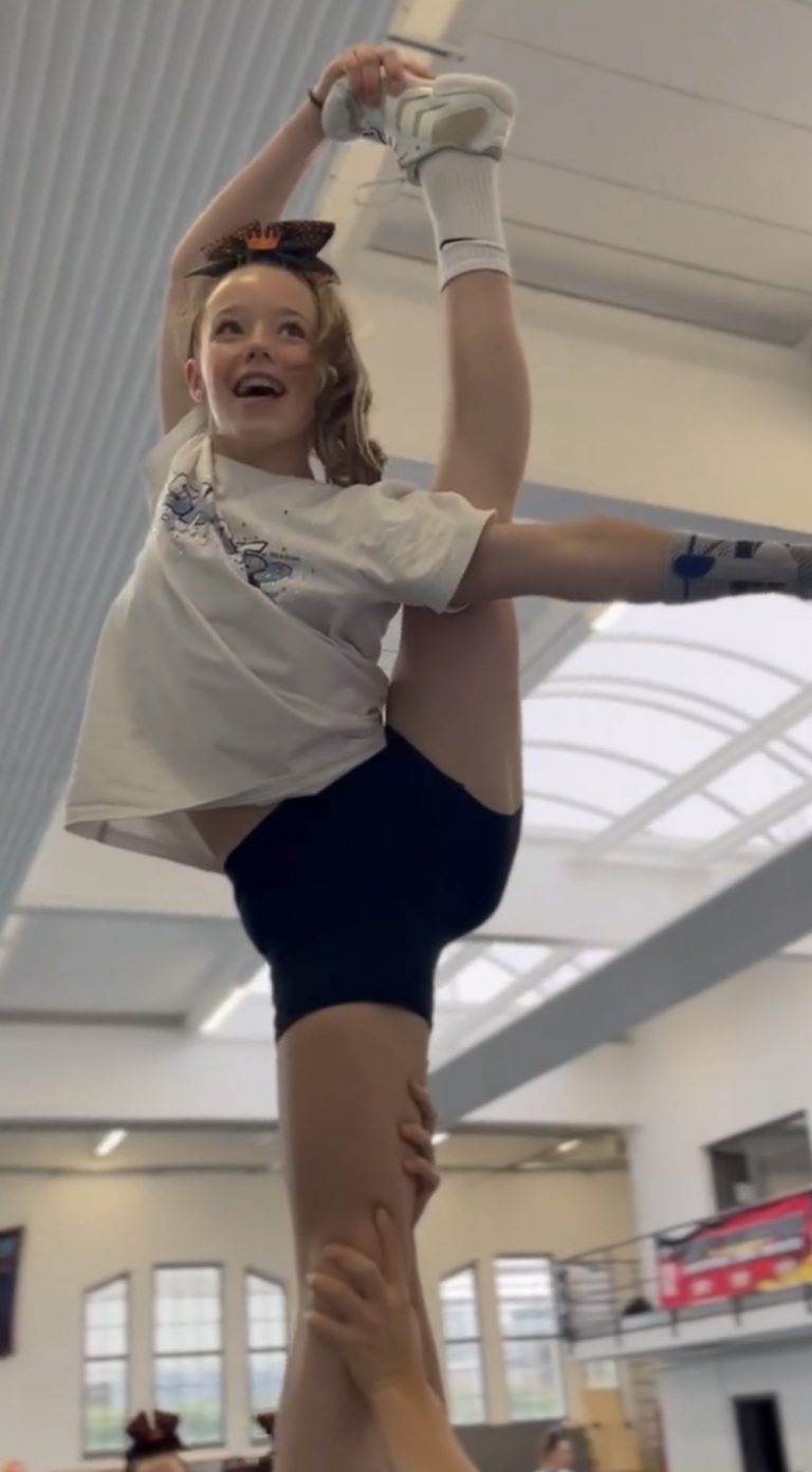 Cheerleaderin beim Bow'n'arrow im Shark Tank