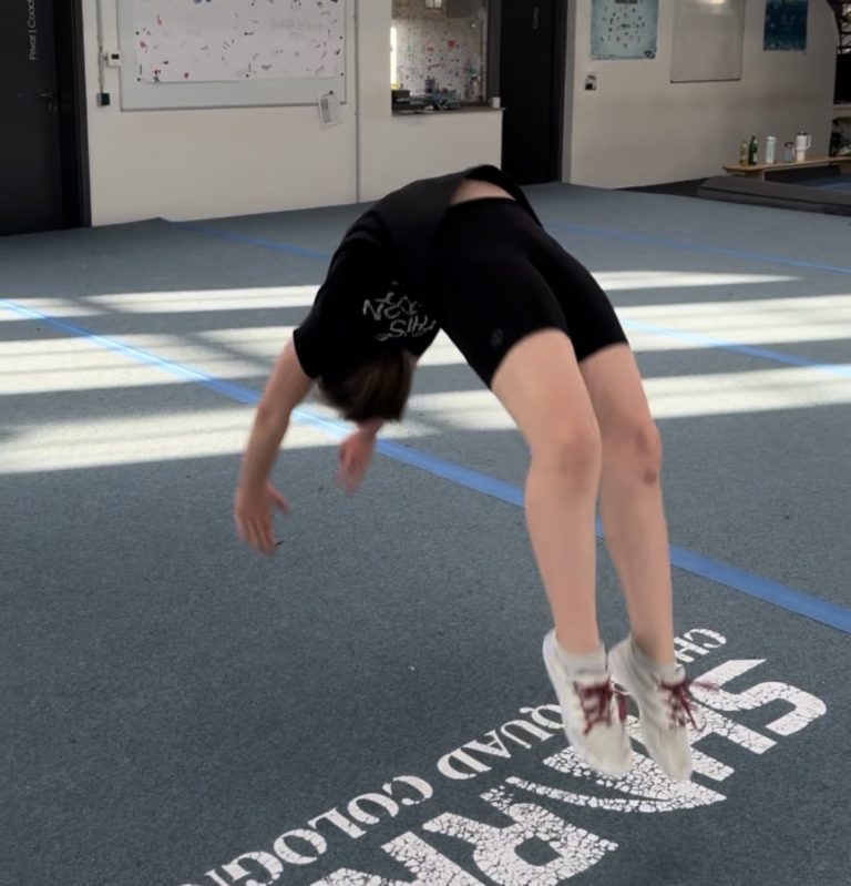 Kind übt einen Flickflack mit methodischen Drills in einer Tumbling Class