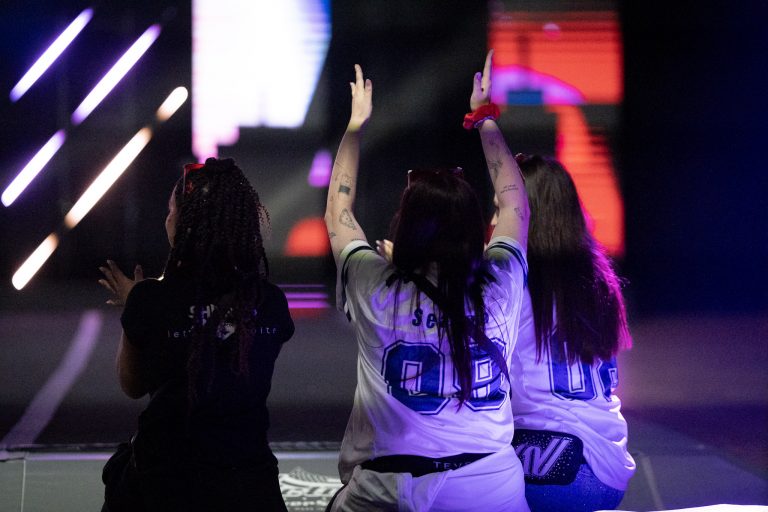 Drei Trainerinnen des Sharks Cheer Squad vor einem Wettkampfauftritt