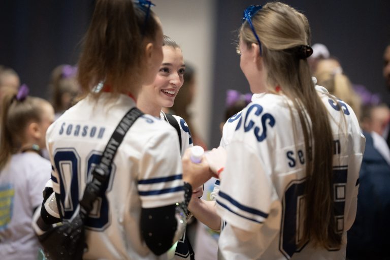 Sharks-Cheerleaderinnen im persönlichen Austausch bei einem Wettkampf