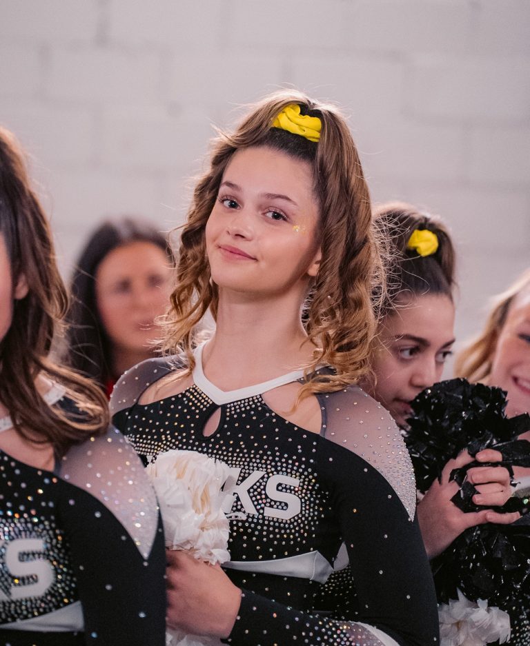 Cheerleaderin des Sharks Cheer Squad bei einem Wettkampf