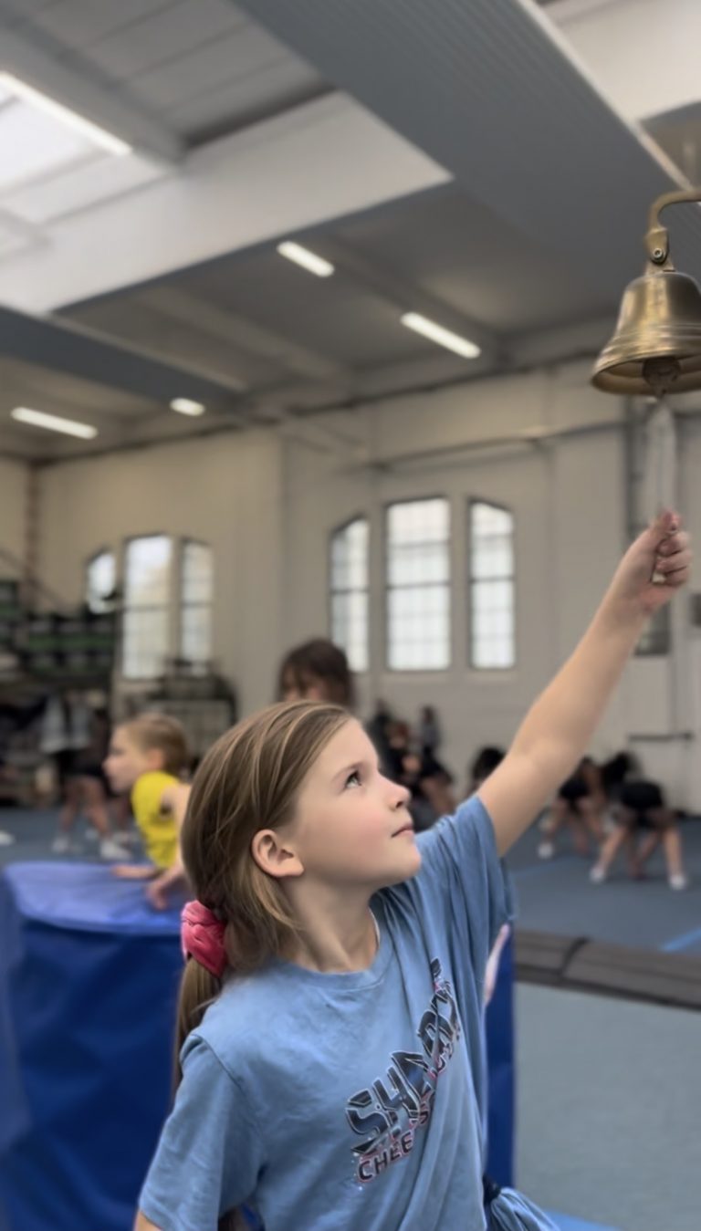 Kinder trainieren gemeinsam beim Cheerleading-Feriencamp der Sharks